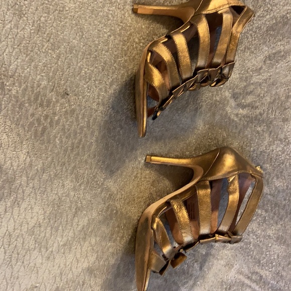 Corso Como bronze, spike heels,6 bows on front of each, zip up back,size 41 - Picture 2 of 4